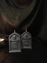 Load image into Gallery viewer, Skull candle, candle skull shaped, halloween wicth candle, halloween decor, pagan candle, skull candle, witch candle